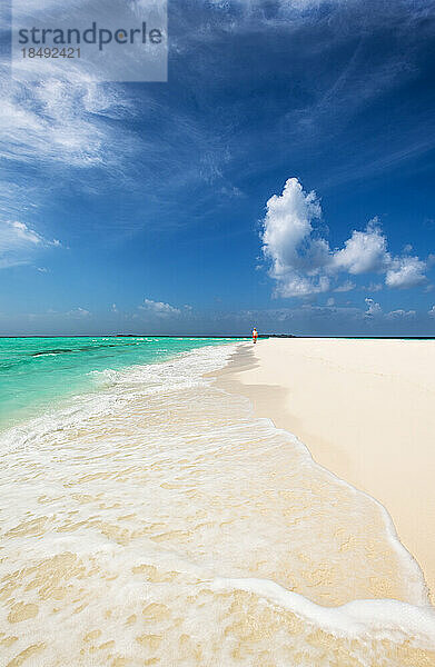 Ein Mann geht auf einer Sandbank im Indischen Ozean spazieren  Baa Atoll  Malediven  Indischer Ozean  Asien