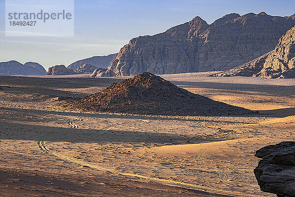 Wadi Rum-Ebene bei Sonnenaufgang mit weichem Licht über den Sanddünen und Bergen  UNESCO-Weltkulturerbe  Jordanien  Naher Osten