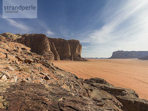 Rote Felsen und Berge in der Wüste Wadi Rum  UNESCO-Weltkulturerbe  Jordanien  Naher Osten