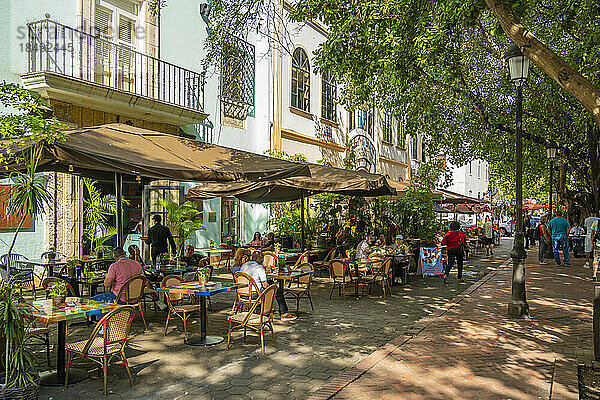 Blick auf Café und Restaurant im Columbus Park  Santo Domingo  Dominikanische Republik  Westindien  Karibik  Mittelamerika