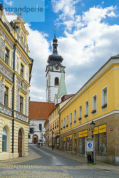 Straße  die zur Kirche der Geburt der Heiligen Jungfrau Maria führt  an einem sonnigen Tag  Pisek  Südböhmische Region  Tschechische Republik (Tschechien)  Europa