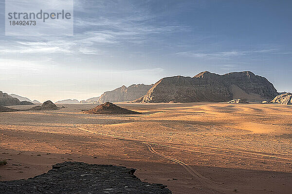Wadi Rum-Ebene bei Sonnenaufgang mit weichem Licht über den Sanddünen und Bergen  UNESCO-Weltkulturerbe  Jordanien  Naher Osten
