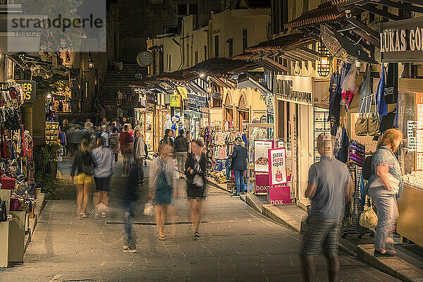 Blick auf Geschäfte bei Nacht  Altstadt von Rhodos  UNESCO-Weltkulturerbe  Rhodos  Dodekanes  Griechische Inseln  Griechenland  Europa