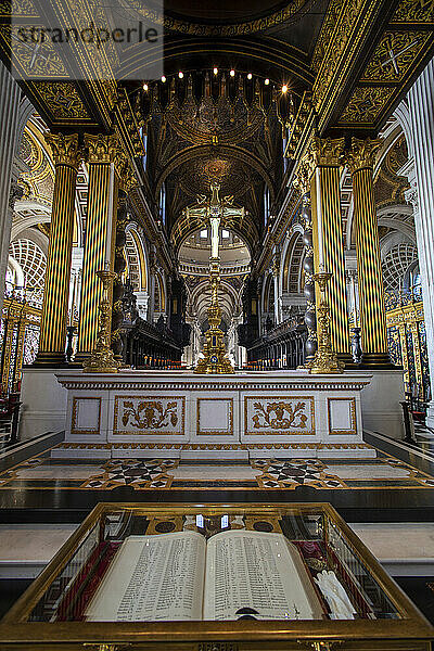 Kapellenaltar in der St. Paul's Cathedral  London  England  Vereinigtes Königreich  Europa