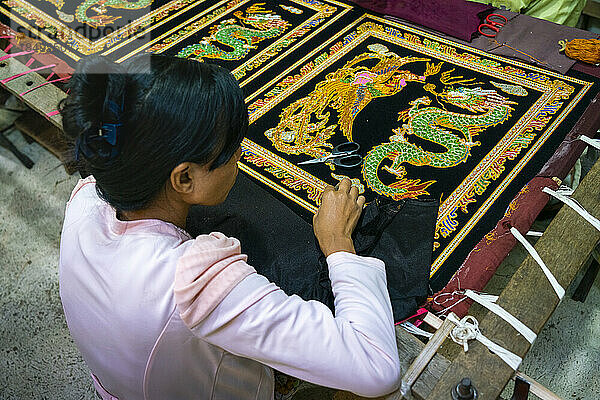 Frau  die in einer Werkstatt Ornamente stickt  Mandalay  Myanmar (Burma)  Asien