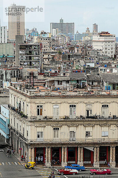 Luftaufnahme der Trennungsstraße zwischen Modernem und Altem Havanna  Oldtimer im Vordergrund  Havanna  Kuba  Westindien  Karibik  Mittelamerika