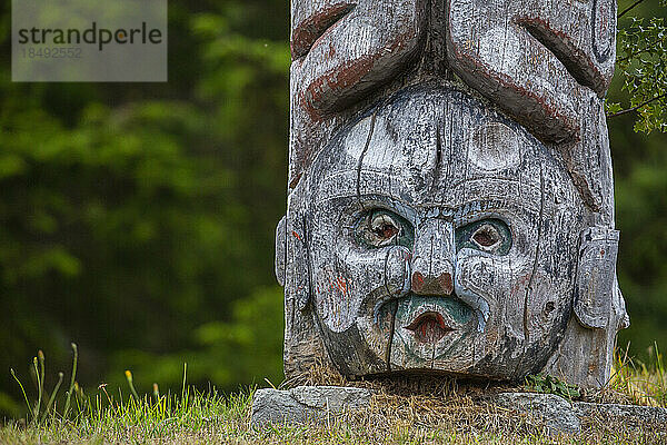 Totempfähle der Kwakwaka'wakw auf dem Friedhof in Alert Bay  Kormoraninsel  Britisch-Kolumbien  Kanada  Nordamerika