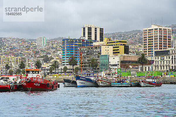 Boote im Hafen von Valparaiso entlang der Muelle Prat  Valparaiso  Chile  Südamerika