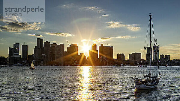Sonnenfackel über Boston von Osten  Boston  Massachusetts  Neuengland  Vereinigte Staaten von Amerika  Nordamerika