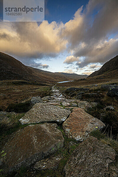 Steinpfad  der zum Llyn Ogwen im Snowdonia National Park führt  Ogwen  Conwy  Wales  Vereinigtes Königreich  Europa