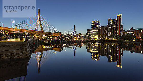 Zakim Bunker Hill Bridge Reflexion  Boston  Massachusetts  Neuengland  Vereinigte Staaten von Amerika  Nordamerika