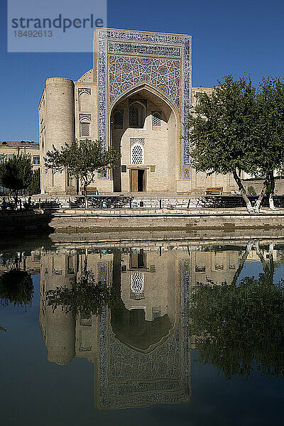 Lyabi Khauz See  Nodir Devonbegi Tekke im Hintergrund  Buchara  Usbekistan  Zentralasien