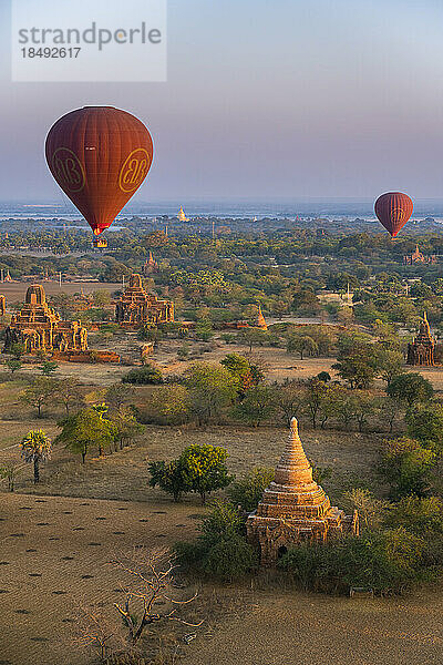 Alte Tempel in Bagan und Heißluftballons vor Sonnenaufgang  Alt-Bagan (Pagan)  UNESCO-Weltkulturerbe  Myanmar (Burma)  Asien
