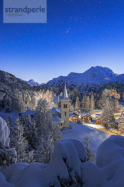 Chiesa Bianca mit Schnee bedeckt unter einem hellen Sternenhimmel zu Weihnachten  Maloja  Bergell  Engadin  Kanton Graubünden  Schweiz  Europa