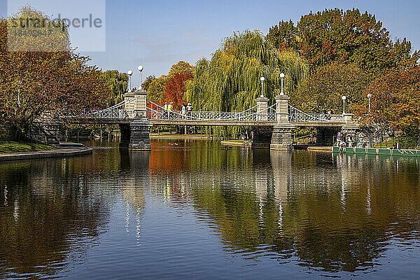 Boston's Public Garden Lagoon Bridge  Boston  Massachusetts  Neuengland  Vereinigte Staaten von Amerika  Nordamerika