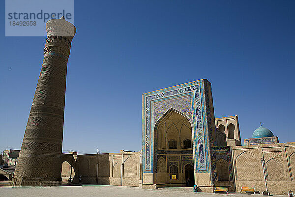 Kalyon Minar (Großes Minarett)  Kalyon Moschee im Hintergrund  Poi Kalyon Platz  UNESCO Weltkulturerbe  Buchara  Usbekistan  Zentralasien  Asien