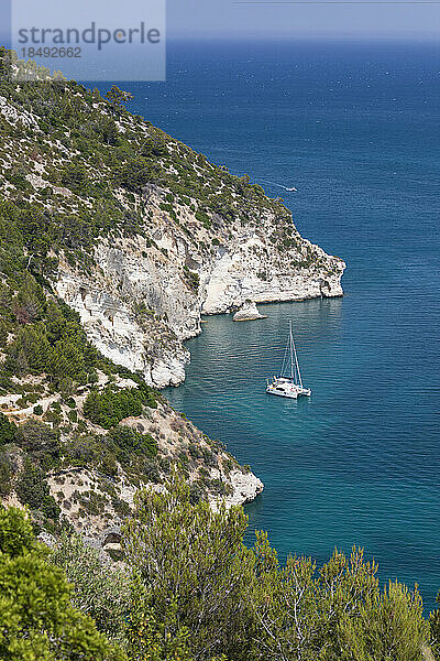 Yacht vor Anker in der Nähe von Cala del Pescecane  Halbinsel Gargano  Provinz Foggia  Apulien  Italien  Europa