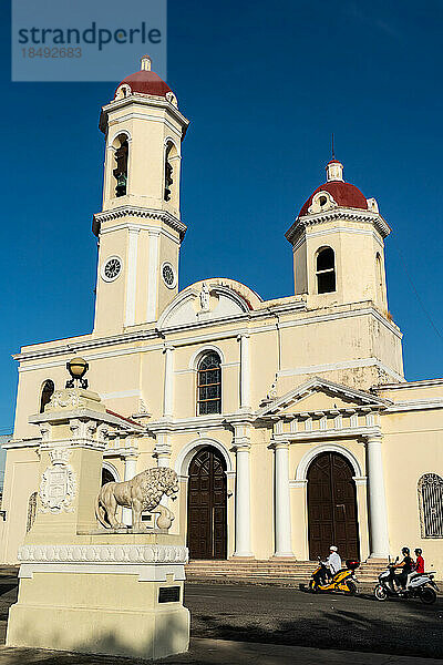 Kathedrale von Cienfuegos vor azurblauem Himmel  Mopedfahrer im Vordergrund  Cienfuegos  UNESCO-Weltkulturerbe  Kuba  Westindien  Karibik  Mittelamerika