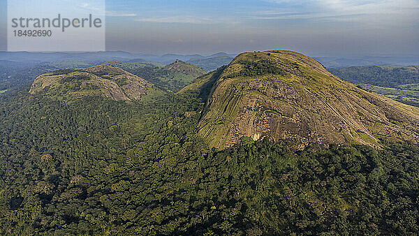 Luftaufnahme der Granitberge in Zentral-Guinea  Westafrika  Afrika