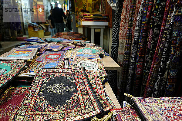Verkauf von Teppichen in der Altstadt von Jerusalem  Israel  Naher Osten