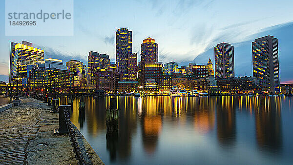 Boston Waterfront Reflection  Boston  Massachusetts  Neuengland  Vereinigte Staaten von Amerika  Nord-Amerika