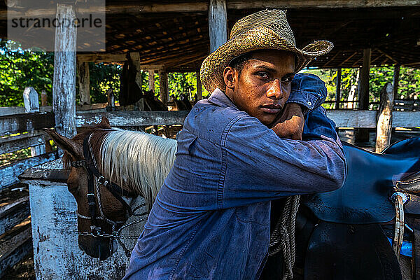 Porträt eines Cowboys mit seinem Pferd auf einer Farm bei Trinidad  Kuba  Westindien  Karibik  Mittelamerika