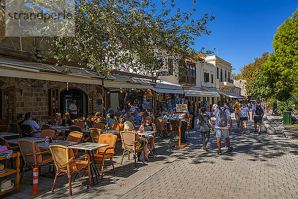 Blick auf Bars und Restaurants  Altstadt von Rhodos  Rhodos  Dodekanes-Inselgruppe  Griechische Inseln  Griechenland  Europa