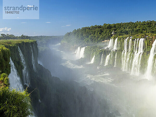 Ein Blick auf die brasilianische Seite des Teufelsschlunds (Garganta del Diablo)  Iguazu-Wasserfälle  UNESCO-Weltkulturerbe  Provinz Misiones  Argentinien  Südamerika
