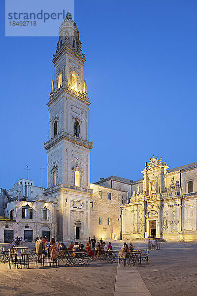 Beleuchteter Campanile und Dom mit Cafés bei Nacht auf der Piazza del Duomo  Lecce  Apulien  Italien  Europa