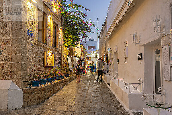 Blick auf eine Bar in der Straße von Lindos in der Abenddämmerung  Lindos  Rhodos  Dodekanes-Inselgruppe  Griechische Inseln  Griechenland  Europa