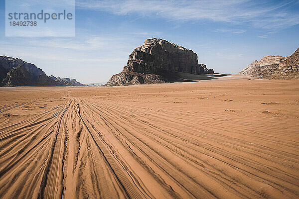 Reifenspuren im Sand in der Wüste Wadi Rum  UNESCO-Weltkulturerbe  Jordanien  Naher Osten