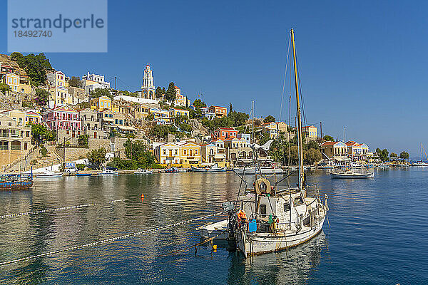 Blick auf die Verkündigungskirche mit Blick auf die Stadt Symi  Insel Symi  Dodekanes  Griechische Inseln  Griechenland  Europa