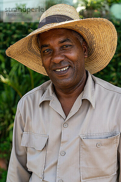 Tabakplantagenarbeiter mit Strohhut  Vinales  Kuba  Westindien  Karibik  Mittelamerika