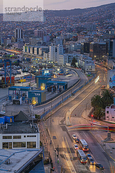 Valparaiso Stadtzentrum in der Nähe des Hafens und Muelle Prat in der Morgendämmerung  Valparaiso  Chile  Südamerika