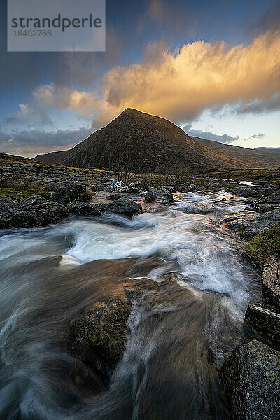 Blick auf den Tryfan mit fließendem Fluss im Snowdonia National Park  Ogwen  Conwy  Wales  Vereinigtes Königreich  Europa