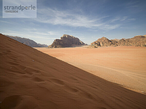 Wüstenebene Wadi Rum von einer Sanddüne aus  UNESCO-Weltkulturerbe  Jordanien  Naher Osten