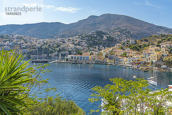 Blick auf Boote im Hafen von erhöhter Position  Symi Stadt  Insel Symi  Dodekanes  Griechische Inseln  Griechenland  Europa