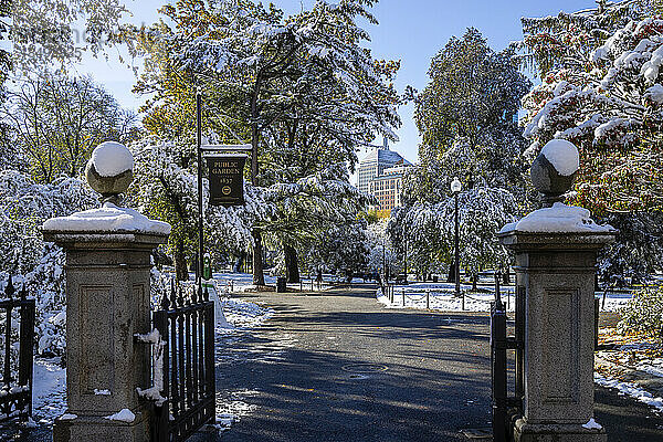 Eingang  Boston's Public Garden im frühen Herbst Schnee  Boston  Massachusetts  Neuengland  Vereinigte Staaten von Amerika  Nord-Amerika