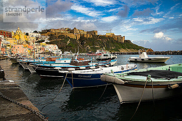 Die wunderschöne italienische Insel Procida  berühmt für ihren farbenfrohen Yachthafen  die kleinen engen Gassen und die vielen Strände  Procida  Flegreische Inseln  Kampanien  Italien  Europa