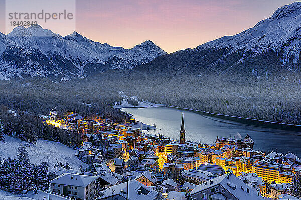 Blick auf das verschneite St. Moritz in der Abenddämmerung  Engadin  Kanton Graubünden  Schweiz  Europa
