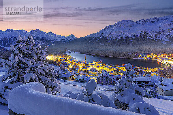 Märchenhafte Ansicht von St. Moritz in einer verschneiten Winterdämmerung  Engadin  Kanton Graubünden  Schweiz  Europa