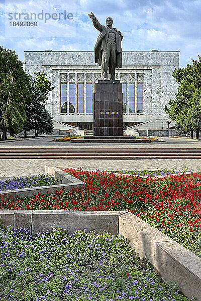 Wladimir-Lenin-Statue hinter dem Staatlichen Historischen Museum  Bischkek  Kirgisistan  Zentralasien  Asien