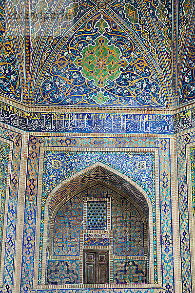 Decken- und Wandfliesen am Eingang  Tilla-Kari Madrassa  fertiggestellt 1660  Registan-Platz  UNESCO-Weltkulturerbe  Samarkand  Usbekistan  Zentralasien  Asien