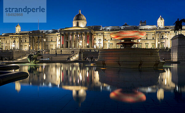 Trafalgar Square und National Gallery in der Abenddämmerung  gespiegelt in einem Springbrunnen  London  England  Vereinigtes Königreich  Europa
