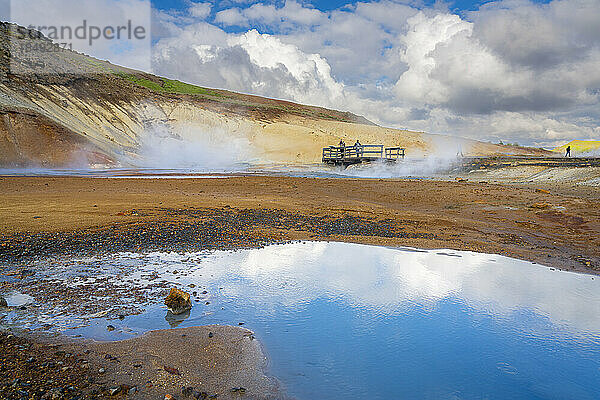 Touristen besuchen das geothermische Gebiet und die heißen Quellen in Seltun Hot Springs  Krysuvik  Hauptstadtregion  Island  Polarregionen
