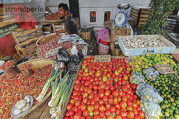 Chilis  Tomaten  Limetten und Knoblauch an einem Marktstand in der Hauptstadt  Ulu  Siau-Insel  Sangihe-Archipel  Nordsulawesi  Indonesien  Südostasien  Asien