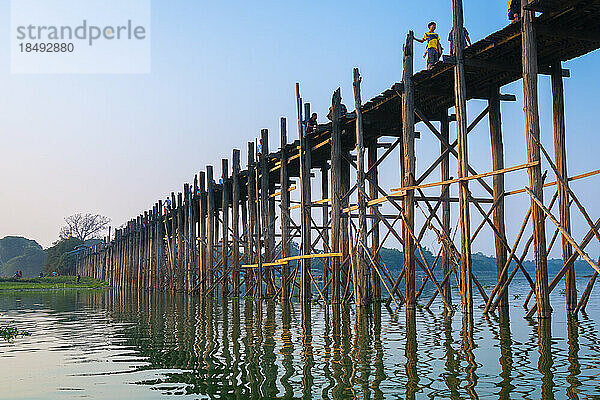 U Bein-Brücke über den Taungthaman-See  Amarapura  Mandalay  Myanmar (Birma)  Asien