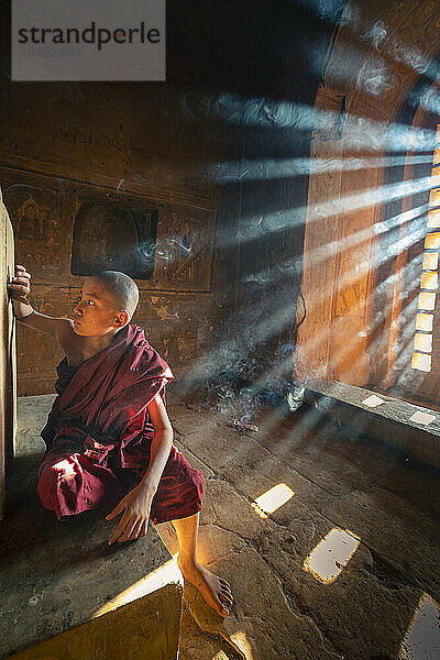 Junger Mönch im Inneren eines Tempels  UNESCO-Weltkulturerbe  Bagan (Pagan)  Myanmar (Burma)  Asien