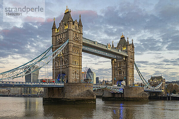 Tower Bridge in der Morgendämmerung  London  England  Vereinigtes Königreich  Europa
