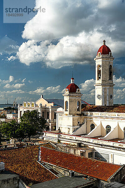 Luftaufnahme des Hauptplatzes mit der Kathedrale  dem Tomas Terry Theater und dem Hafen dahinter  Cienfuegos  UNESCO Weltkulturerbe  Kuba  Westindien  Karibik  Mittelamerika